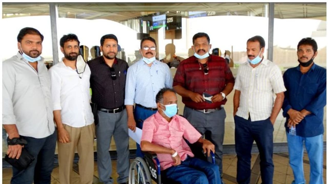 ശരീരത്തിന്റെ ഒരുവശം തളർന്ന് ചികിത്സയിലായിരുന്ന പ്രവാസി മലയാളി നാടണഞ്ഞു ശരീരത്തിന്റെ ഒരുവശം തളർന്ന് ചികിത്സയിലായിരുന്ന പ്രവാസി മലയാളി നാടണഞ്ഞു