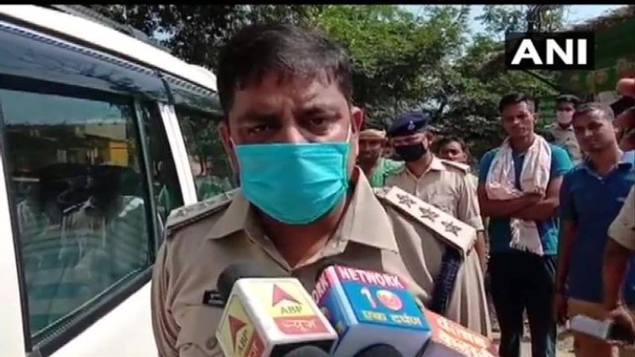 ബിഹാറിൽ യുവതിയെ കൂട്ടബലാത്സംഗം ചെയ്തു, ഒപ്പമുണ്ടായിരുന്ന അഞ്ച് വയസുകാരനെ പുഴയിലെറിഞ്ഞ് കൊലപ്പെടുത്തി ബിഹാറിൽ യുവതിയെ കൂട്ടബലാത്സംഗം ചെയ്തു, ഒപ്പമുണ്ടായിരുന്ന അഞ്ച് വയസുകാരനെ പുഴയിലെറിഞ്ഞ് കൊലപ്പെടുത്തി