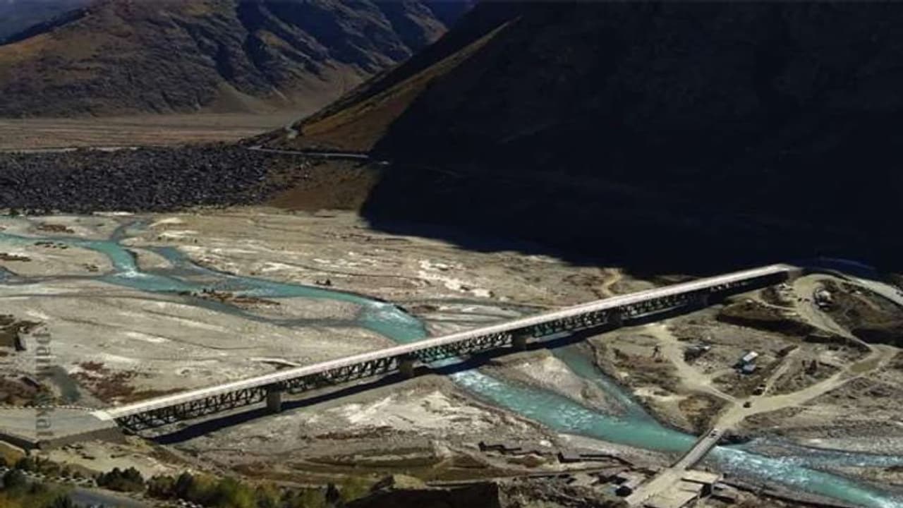 रक्षा मंत्री राजनाथ सिंह ने मनाली लेह मार्ग समेत 44 पुलों का वर्चुअली किया उद्घाटन, BRO ने बनाए हैं सभी पुल रक्षा मंत्री राजनाथ सिंह ने मनाली लेह मार्ग समेत 44 पुलों का वर्चुअली किया उद्घाटन, BRO ने बनाए हैं सभी पुल