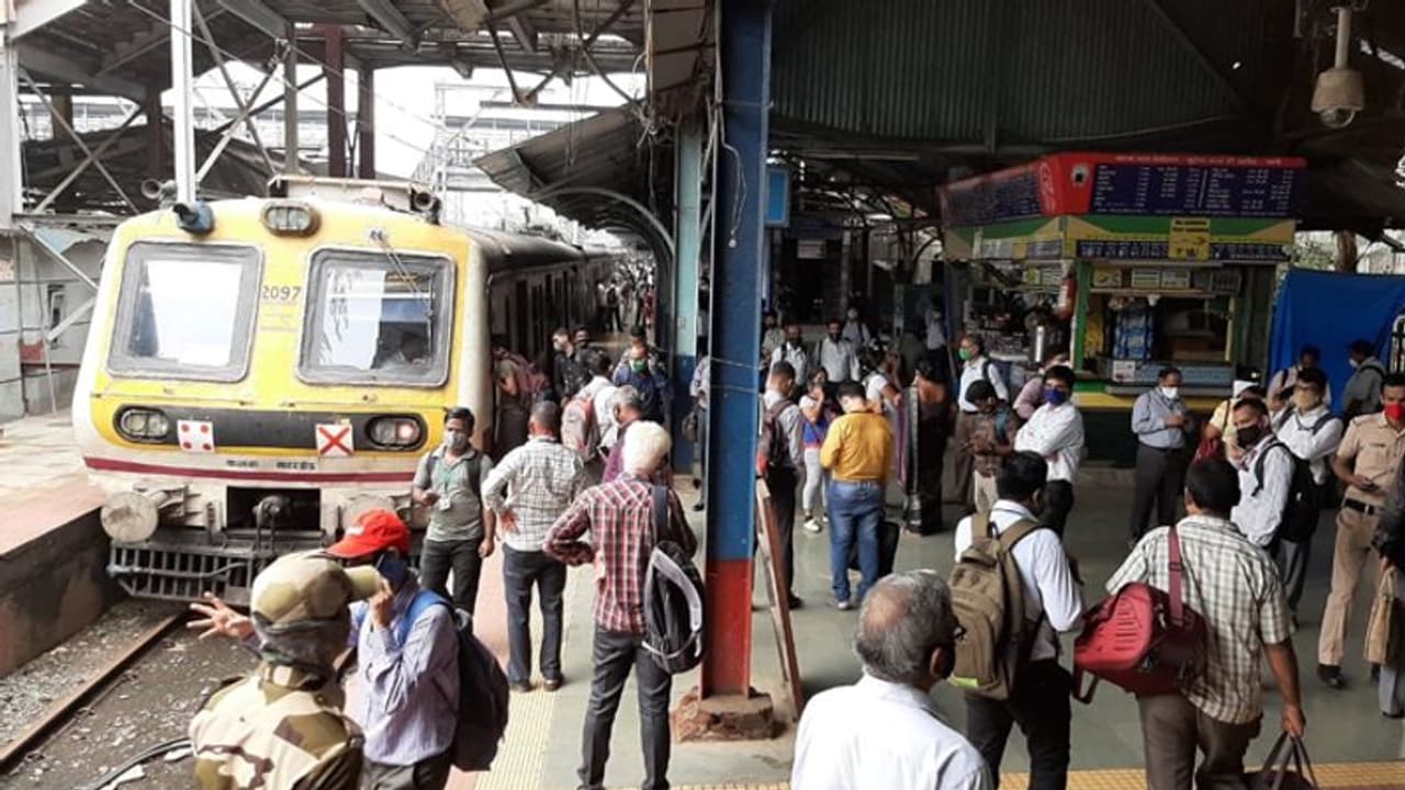 ಮುಂಬೈಗೆ ವಿದ್ಯುತ್ 'ಶಾಕ್': ಬಾಂದ್ರಾ ಸೇರಿ ಹಲವೆಡೆ ಪವರ್ ಕಟ್, ಲೋಕಲ್ ಟ್ರೈನ್ ಸ್ತಬ್ಧ! ಮುಂಬೈಗೆ ವಿದ್ಯುತ್ 'ಶಾಕ್': ಬಾಂದ್ರಾ ಸೇರಿ ಹಲವೆಡೆ ಪವರ್ ಕಟ್, ಲೋಕಲ್ ಟ್ರೈನ್ ಸ್ತಬ್ಧ!