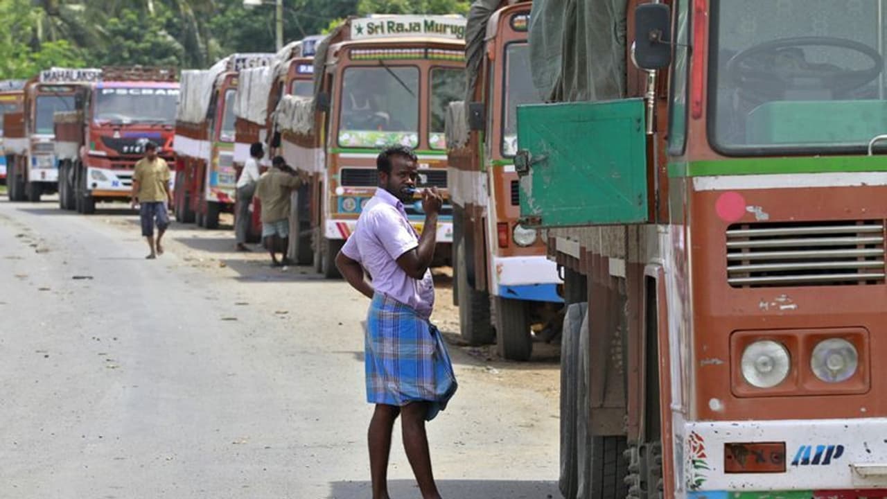 ತೈಲ ಬೆಲೆ ಏರಿಕೆ : ಆ. 16ರಿಂದ ದೇಶದಾದ್ಯಂತ ಲಾರಿಗಳ ಸಂಚಾರ ಸ್ಥಗಿತ ತೈಲ ಬೆಲೆ ಏರಿಕೆ : ಆ. 16ರಿಂದ ದೇಶದಾದ್ಯಂತ ಲಾರಿಗಳ ಸಂಚಾರ ಸ್ಥಗಿತ