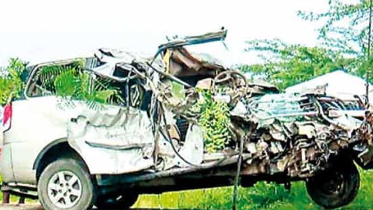 வேன் கார் நேருக்கு நேர் மோதல்... 4 பேர் ரத்த வெள்ளத்தில் துடிதுடித்து உயிரிழப்பு..! வேன் கார் நேருக்கு நேர் மோதல்... 4 பேர் ரத்த வெள்ளத்தில் துடிதுடித்து உயிரிழப்பு..!