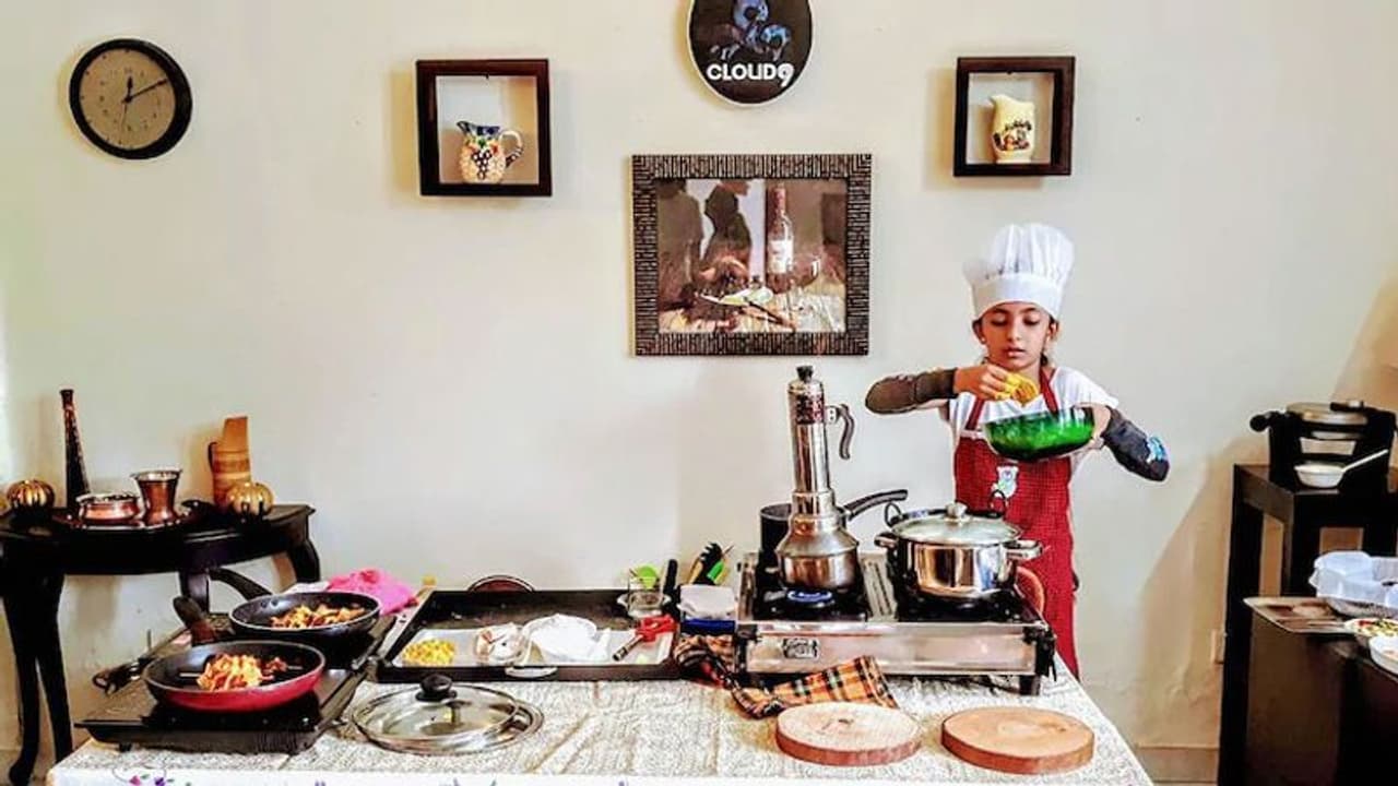 పదేళ్ల చిన్నారి.. గంటలో 30 వంటలు చేసి అదరగొట్టింది..!