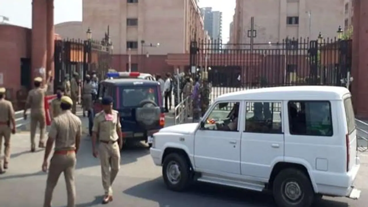 बंद कमरे में सुनवाई, HC पुलिस की कार्रवाई से नाराज, 2 नवंबर को अगली सुनवाई, जानें कोर्ट में क्या क्या हुआ? बंद कमरे में सुनवाई, HC पुलिस की कार्रवाई से नाराज, 2 नवंबर को अगली सुनवाई, जानें कोर्ट में क्या क्या हुआ?