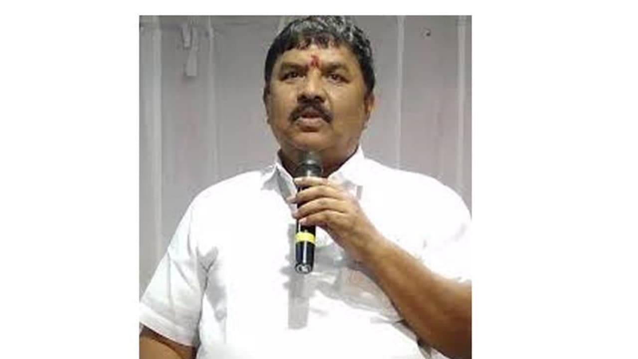 దుబ్బాకలో కాంగ్రెస్కి మరో బిగ్ షాక్: కారెక్కిన నాగేశ్వర్ రెడ్డి దుబ్బాకలో కాంగ్రెస్కి మరో బిగ్ షాక్: కారెక్కిన నాగేశ్వర్ రెడ్డి