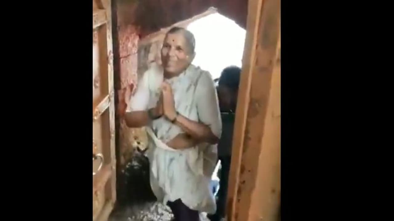 শাড়ি পরেই দুর্গ অভিযান, ভাইরাল ভিডিওতে এযুগের 'লক্ষ্মীবাই'কে স্যালুট করল নেটদুনিয়া শাড়ি পরেই দুর্গ অভিযান, ভাইরাল ভিডিওতে এযুগের 'লক্ষ্মীবাই'কে স্যালুট করল নেটদুনিয়া