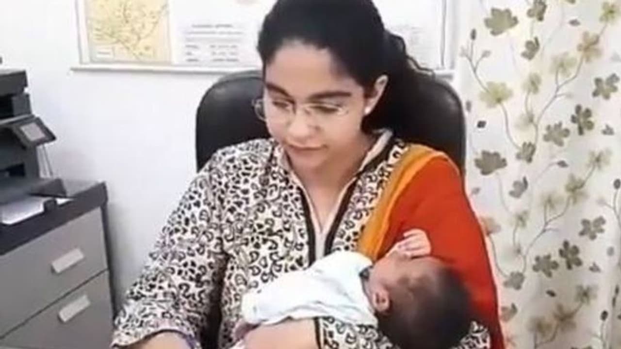 মহামারির সময় ২২ দিনের সদ্যোজাতকে নিয়েই অফিসে IAS অফিসার, নেটিজেনদের কুর্নিশ 'মা'কে