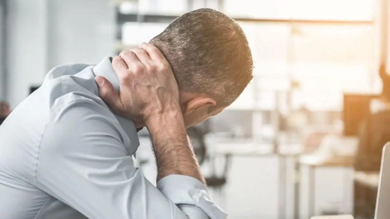 Neck Pain : കഴുത്തുവേദന പതിവാണോ? കാരണം മനസിലാക്കാം...