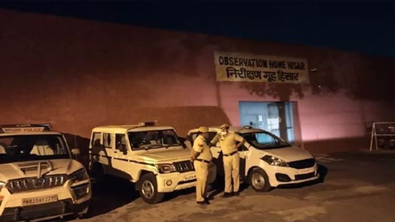 बाल सुधार गृह से भागे 17 बाल बंदी, वार्डरों पर किया हमला; आसपास के सभी जिलों में हाईएलर्ट बाल सुधार गृह से भागे 17 बाल बंदी, वार्डरों पर किया हमला; आसपास के सभी जिलों में हाईएलर्ट