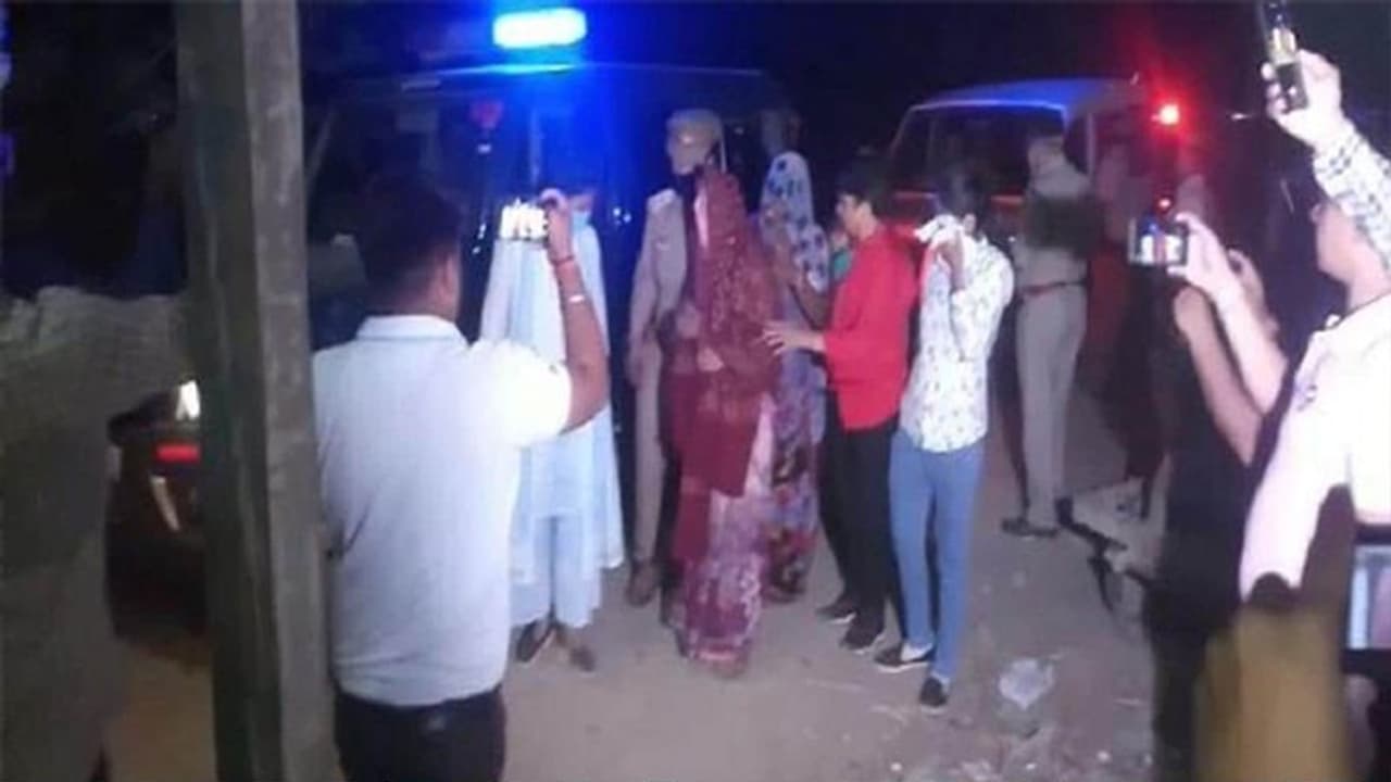 लखनऊ से हाथरस लौटने के बाद बोला पीड़ित परिवार, कहा न्याय मिलने तक नहीं करेंगे बेटी का अस्थि विसर्जन लखनऊ से हाथरस लौटने के बाद बोला पीड़ित परिवार, कहा न्याय मिलने तक नहीं करेंगे बेटी का अस्थि विसर्जन