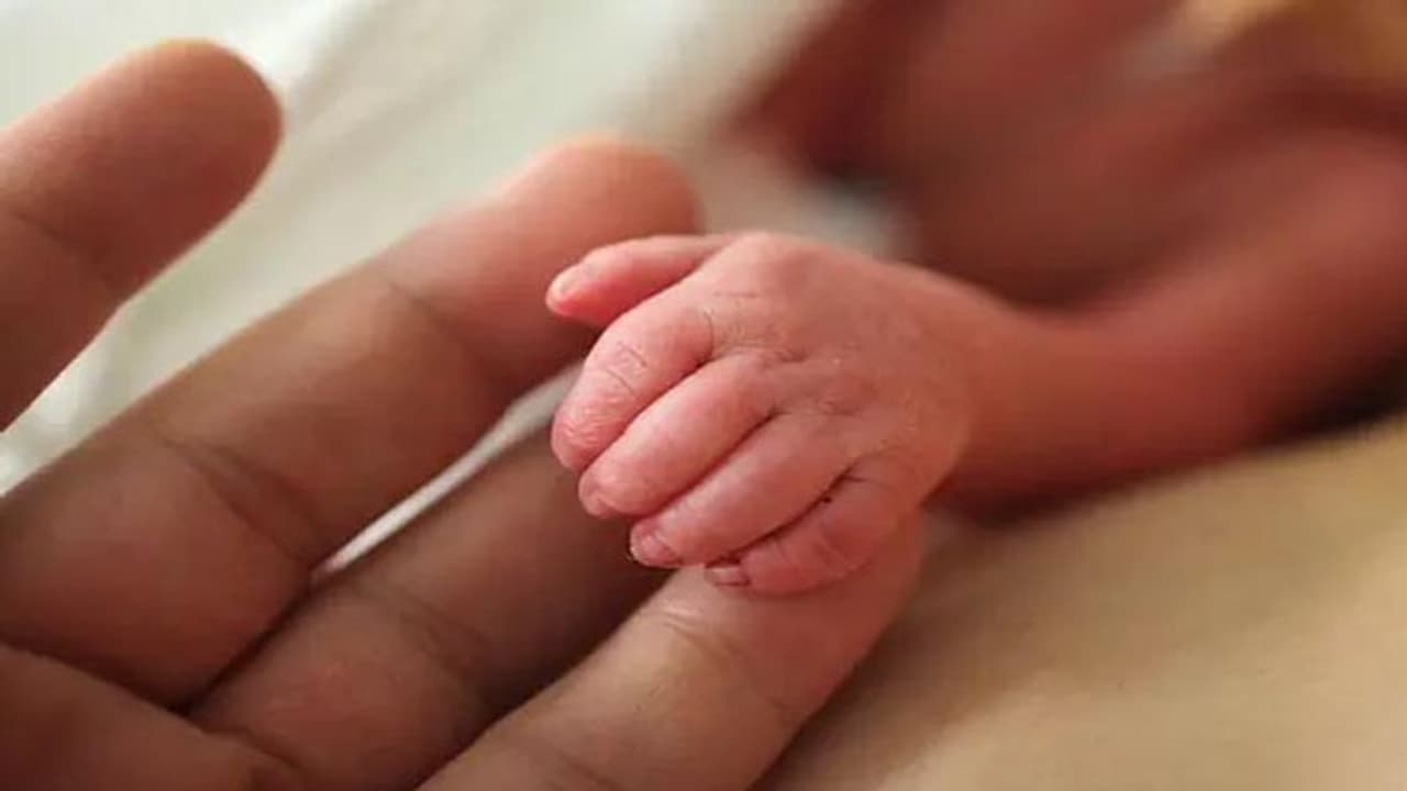 ಚಿಕ್ಕಬಳ್ಳಾಪುರ: ರೈಲು ನಿಲ್ದಾಣದಲ್ಲೇ ಅವಳಿ ಮಕ್ಕಳಿಗೆ ಜನ್ಮ ನೀಡಿದ ಮಾತೆ ಚಿಕ್ಕಬಳ್ಳಾಪುರ: ರೈಲು ನಿಲ್ದಾಣದಲ್ಲೇ ಅವಳಿ ಮಕ್ಕಳಿಗೆ ಜನ್ಮ ನೀಡಿದ ಮಾತೆ