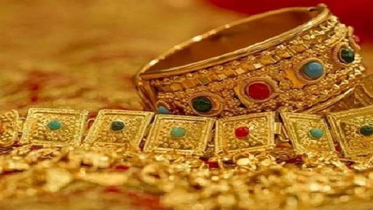 বন্যার জলের তোড়ে ভেসে যায় দেড় কিলোগ্রাম সোনা, আর তারপর কী কী হল বন্যার জলের তোড়ে ভেসে যায় দেড় কিলোগ্রাম সোনা, আর তারপর কী কী হল