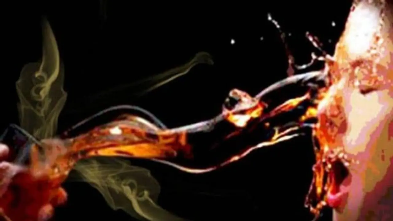 సీన్ రివర్స్... ప్రియుడిపై ప్రియురాలి యాసిడ్ ఎటాక్..! సీన్ రివర్స్... ప్రియుడిపై ప్రియురాలి యాసిడ్ ఎటాక్..!