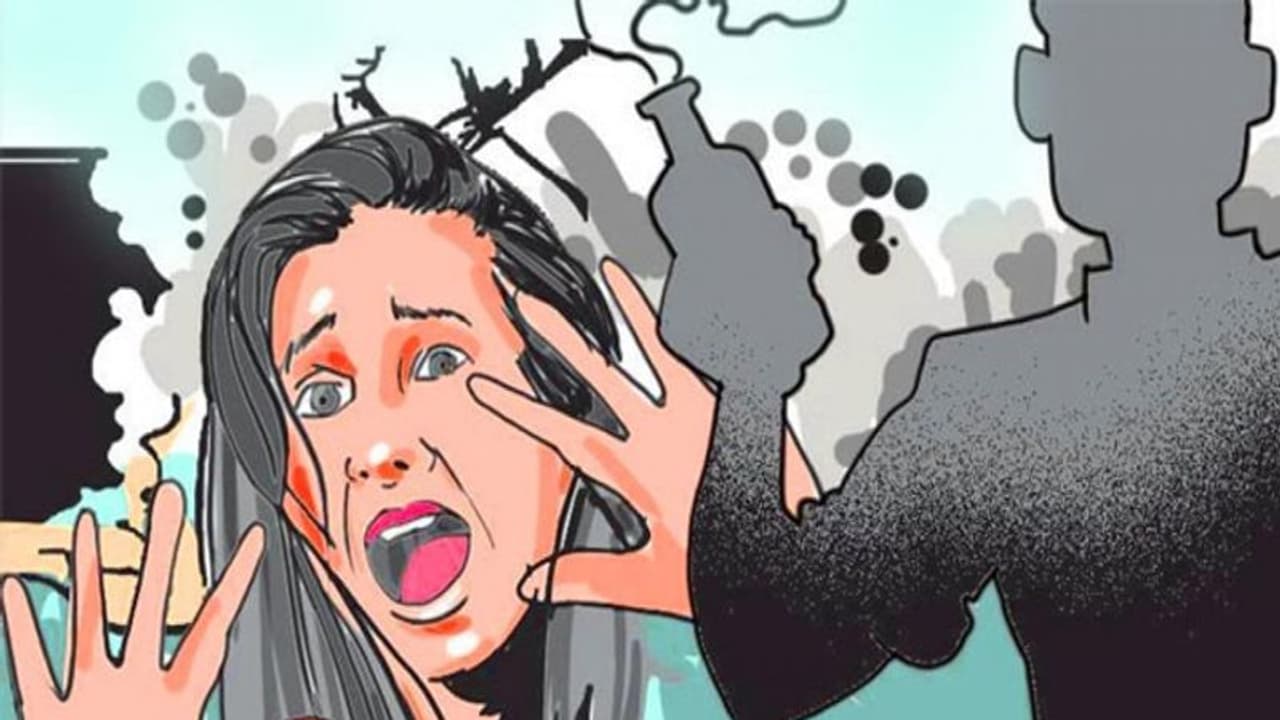 കോഴിക്കോട് നഗരത്തിൽ യുവതിക്ക് നേരെ ആസിഡ് ആക്രമണം: പ്രതി കസ്റ്റഡിയിൽ കോഴിക്കോട് നഗരത്തിൽ യുവതിക്ക് നേരെ ആസിഡ് ആക്രമണം: പ്രതി കസ്റ്റഡിയിൽ