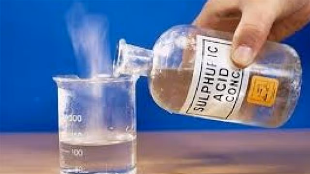 ചെറുതോണിയിൽ മെഡിക്കൽ സ്റ്റോർ ഉടമക്ക് നേരെ ആസിഡ് ഒഴിച്ചു, ആക്രമിച്ചത് ബൈക്കിലെത്തിയവർ