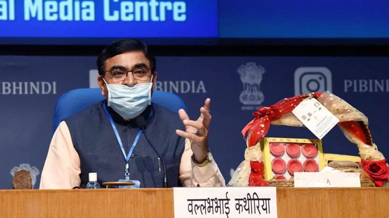 ఆవు పేడతో తయారు చేసిన చిప్ తో రేడియేషన్‌కు చెక్: వల్లభాయ్ కాతిరియా