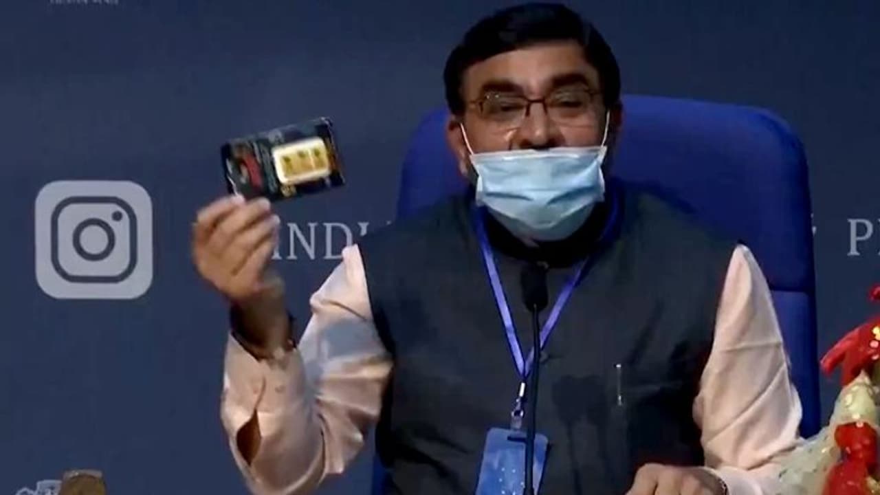 মোবাইলের ক্ষতিকর বিকিরণ থেকে রক্ষা করবে গোবরের তৈরি চিপ, দাবী রাষ্ট্রীয় কামধেনু আয়োগের