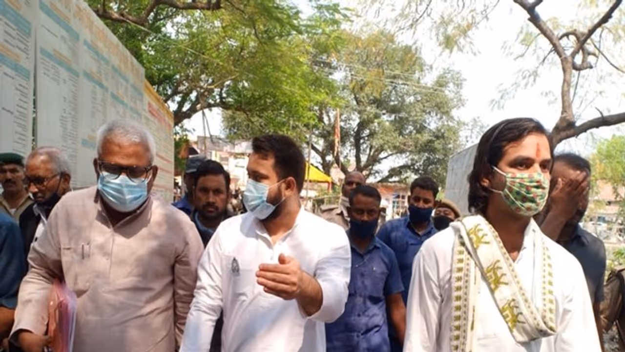 ঐশ্বর্য রাইয়ের জন্যই কি সরে এলেন তেজপ্রতাপ, হেলিকপ্টারে চড়ে গেলেন হাসানপুরে ঐশ্বর্য রাইয়ের জন্যই কি সরে এলেন তেজপ্রতাপ, হেলিকপ্টারে চড়ে গেলেন হাসানপুরে