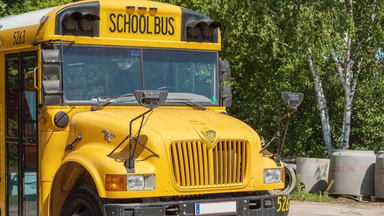 വിദ്യാർത്ഥികളുമായി പുറപ്പെട്ടു, വീടുകളിലെത്തിയില്ല, മണിക്കൂറുകളോളം കാണാതായി സ്കൂൾ ബസ് വിദ്യാർത്ഥികളുമായി പുറപ്പെട്ടു, വീടുകളിലെത്തിയില്ല, മണിക്കൂറുകളോളം കാണാതായി സ്കൂൾ ബസ്