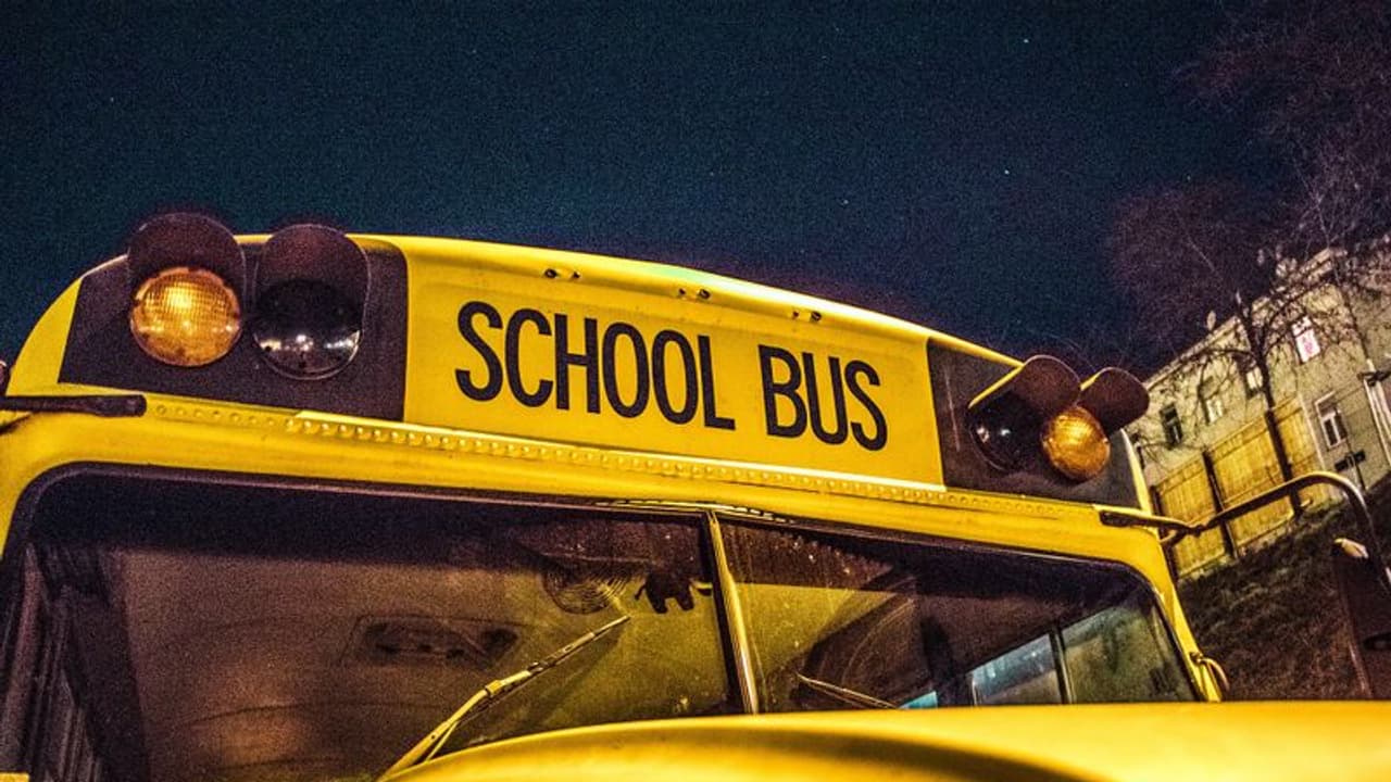 നിലവിളിച്ച് സീറ്റിന് പിന്നിലൊളിച്ച് വിദ്യാർത്ഥികൾ, യുപിയിൽ സ്കൂൾ വാനിന് നേരെ വെടിയുതിർത്ത് അജ്ഞാതർ