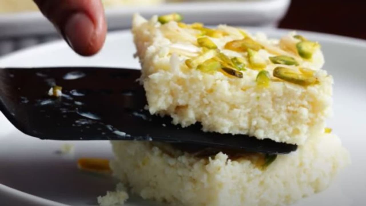 দোকানের স্বাদের নরম রসালো কালাকান্দ, পুজোয় এবার তৈরি হবে বাড়িতেই, দেখে নিন সহজ রেসিপি দোকানের স্বাদের নরম রসালো কালাকান্দ, পুজোয় এবার তৈরি হবে বাড়িতেই, দেখে নিন সহজ রেসিপি