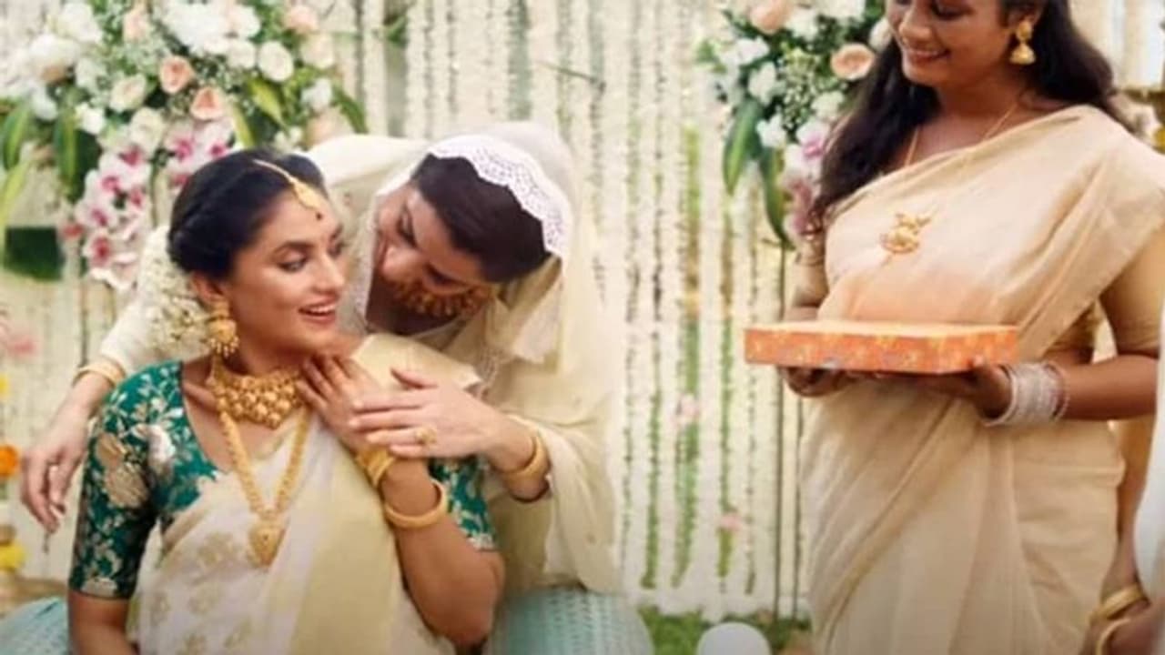 'तनिष्क' के विज्ञापन में हिंदू लड़की को मुस्लिम बहू दिखाने पर बढ़ा विवाद, ब्रांड पर 'लव जिहाद' फैलाने का आरोप 'तनिष्क' के विज्ञापन में हिंदू लड़की को मुस्लिम बहू दिखाने पर बढ़ा विवाद, ब्रांड पर 'लव जिहाद' फैलाने का आरोप