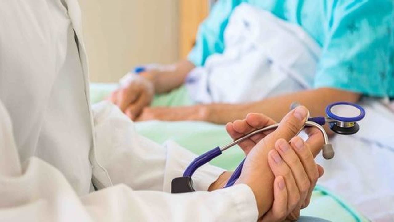 ಕೊಪ್ಪಳ: ಸರ್ಕಾರಿ ಆಸ್ಪತ್ರೆಯಲ್ಲಿ ಚಿಕಿತ್ಸೆಗಾಗಿ ಬಡ ರೋಗಿಗಳಿಂದ ಹಣ ವಸೂಲಿ..! ಕೊಪ್ಪಳ: ಸರ್ಕಾರಿ ಆಸ್ಪತ್ರೆಯಲ್ಲಿ ಚಿಕಿತ್ಸೆಗಾಗಿ ಬಡ ರೋಗಿಗಳಿಂದ ಹಣ ವಸೂಲಿ..!