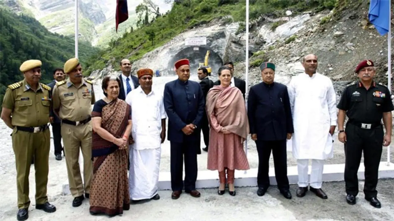 'अटल टनल' सुरंग के शिलान्यास पत्थर से सोनिया गांधी का नाम हटाए जाने पर कांग्रेस ने पुलिस में दर्ज की शिकायत 'अटल टनल' सुरंग के शिलान्यास पत्थर से सोनिया गांधी का नाम हटाए जाने पर कांग्रेस ने पुलिस में दर्ज की शिकायत