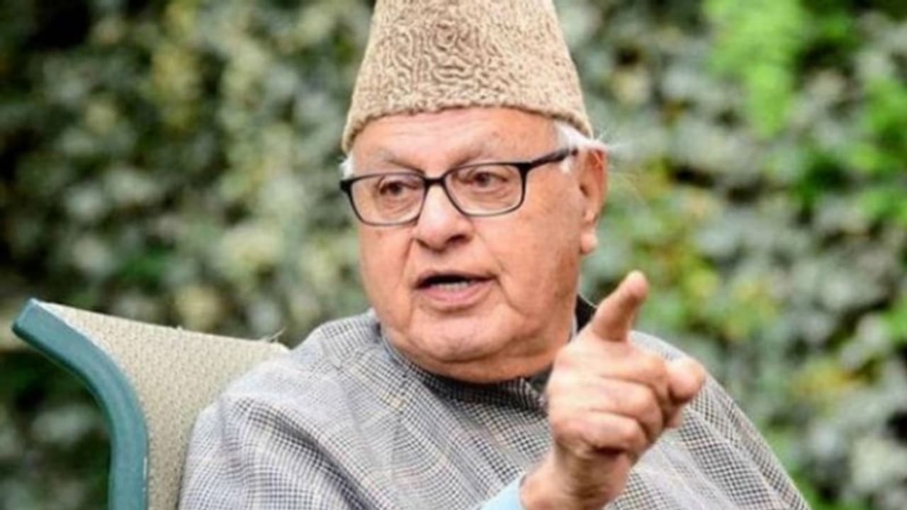 'अनुच्छेद 370' वाले विवादित बयान पर फारूक अब्दुल्ला ने बदले सुर, बोले तोड़ मरोड़कर पेश किया गया मेरा बयान