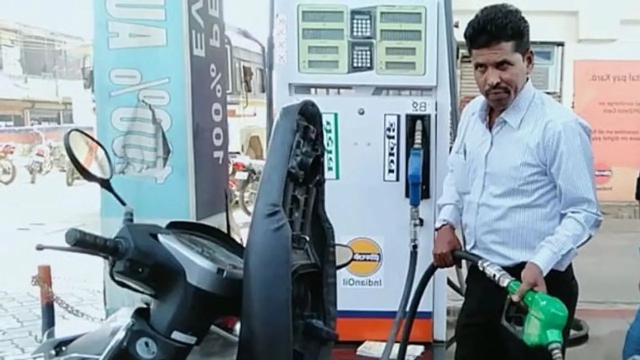 48 రోజుల తర్వాత వాహనదారులపై మళ్ళీ పెట్రోల్ ధరల సెగ.. నేడు లీటరు పెట్రోల్ ధర ఎంతంటే ? 48 రోజుల తర్వాత వాహనదారులపై మళ్ళీ పెట్రోల్ ధరల సెగ.. నేడు లీటరు పెట్రోల్ ధర ఎంతంటే ?