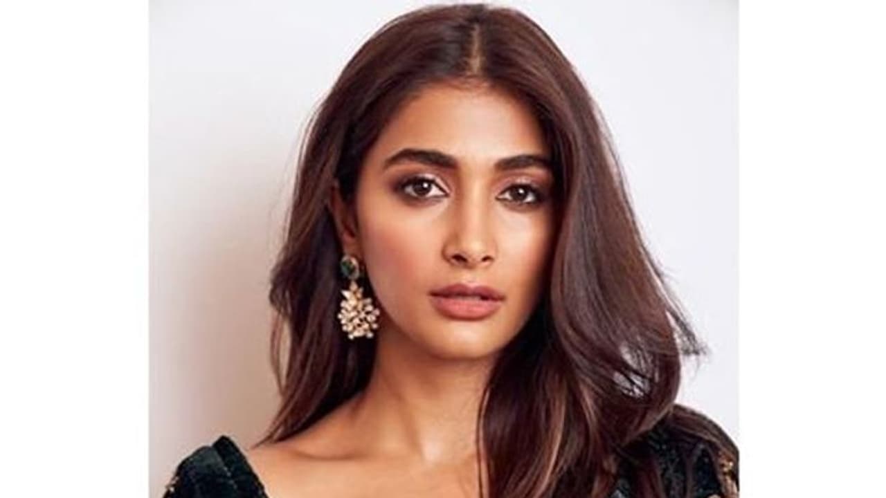 పూజా హెగ్డే ముదురే..ఫామ్ లో ఉండగానే ప్రక్క చూపులు పూజా హెగ్డే ముదురే..ఫామ్ లో ఉండగానే ప్రక్క చూపులు