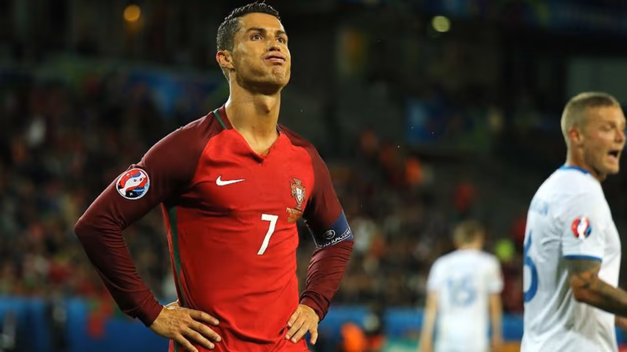 করোনা আক্রান্ত ক্রিশ্চিয়ানো রোনাল্ডো, উদ্বেগে ফুটবল বিশ্ব করোনা আক্রান্ত ক্রিশ্চিয়ানো রোনাল্ডো, উদ্বেগে ফুটবল বিশ্ব