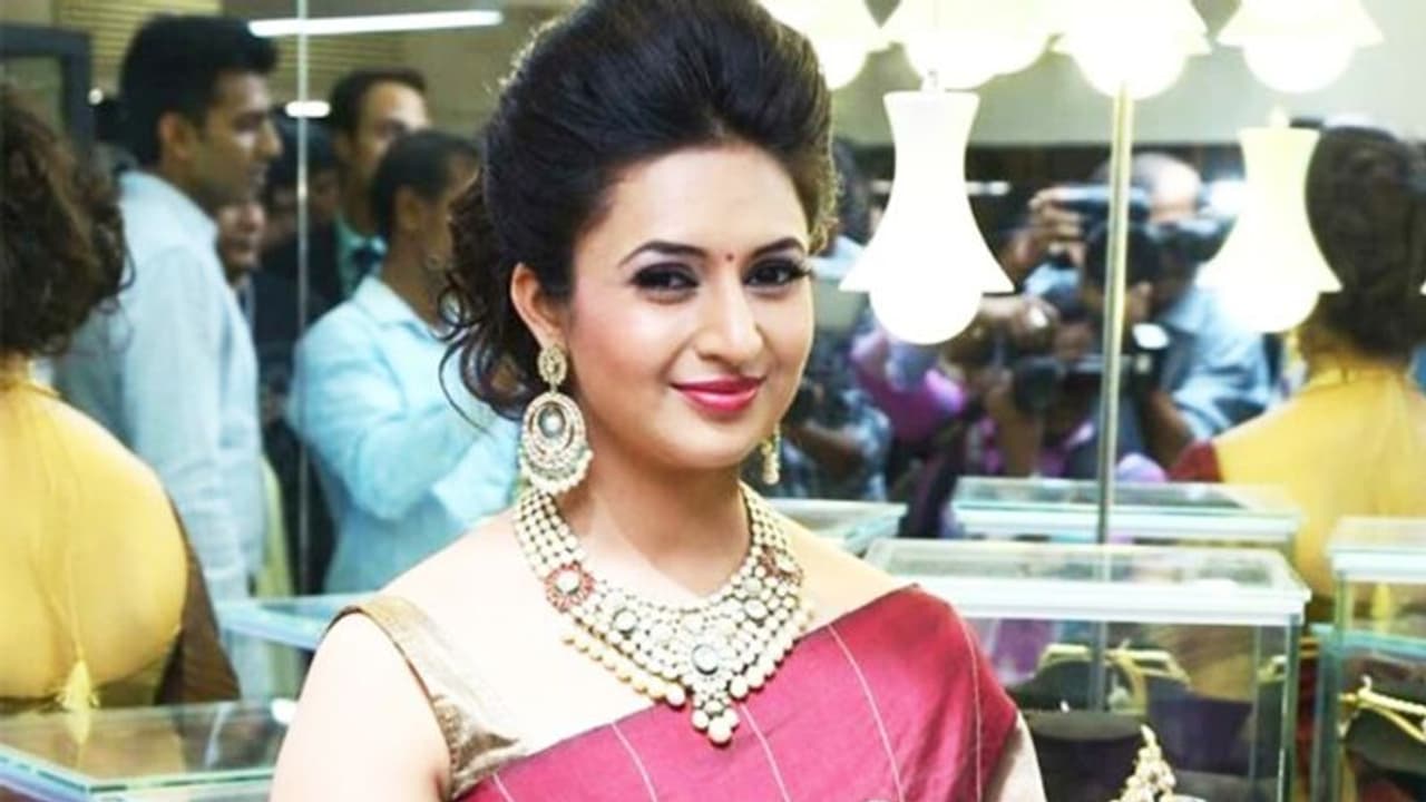 एक शख्स ने दिव्यांका को दी सलाह ड्रग्स और करण जौहर से दूर रहना, फिर एक्ट्रेस ने ऐसे बंद की बोलती एक शख्स ने दिव्यांका को दी सलाह ड्रग्स और करण जौहर से दूर रहना, फिर एक्ट्रेस ने ऐसे बंद की बोलती