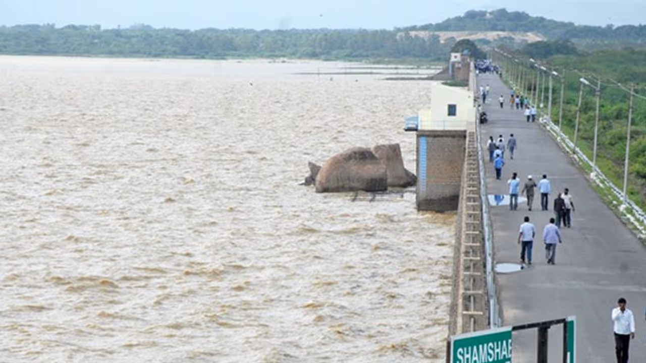 హైదరాబాద్ లో భారీ వర్షం.. హిమాయత్ సాగర్ మరో రెండు గేట్లు తెరిచే అవకాశం హైదరాబాద్ లో భారీ వర్షం.. హిమాయత్ సాగర్ మరో రెండు గేట్లు తెరిచే అవకాశం