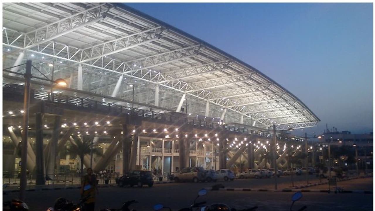 வெளிநாடுகளில் இருந்து விமானத்தில் இரவோடு இரவாக வந்த ஆக்சிஜன் தயாரிக்கும் கருவிகள்.. அதிரடி ஆரம்பம். வெளிநாடுகளில் இருந்து விமானத்தில் இரவோடு இரவாக வந்த ஆக்சிஜன் தயாரிக்கும் கருவிகள்.. அதிரடி ஆரம்பம்.