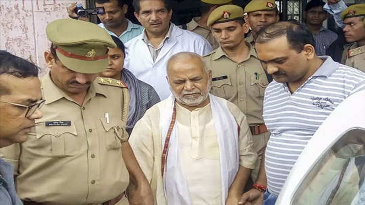 चिन्मयानंद पर रेप का आरोप लगाने वाली छात्रा ने बदला बयान, कहा मैंने कोई आरोप नहीं लगाया चिन्मयानंद पर रेप का आरोप लगाने वाली छात्रा ने बदला बयान, कहा मैंने कोई आरोप नहीं लगाया