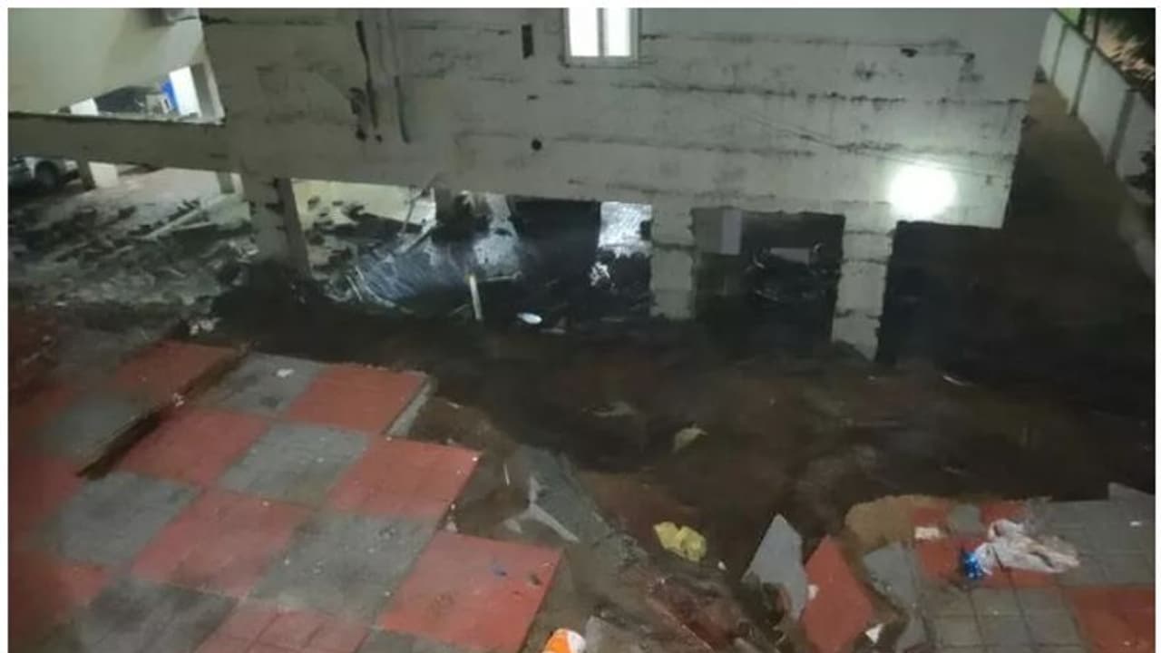 കനത്ത മഴ: ഹൈദരാബാദില് വീടിന് മുകളില് മതില് ഇടിഞ്ഞുവീണ് പിഞ്ചുകുഞ്ഞടക്കം ഒമ്പത് മരണം കനത്ത മഴ: ഹൈദരാബാദില് വീടിന് മുകളില് മതില് ഇടിഞ്ഞുവീണ് പിഞ്ചുകുഞ്ഞടക്കം ഒമ്പത് മരണം