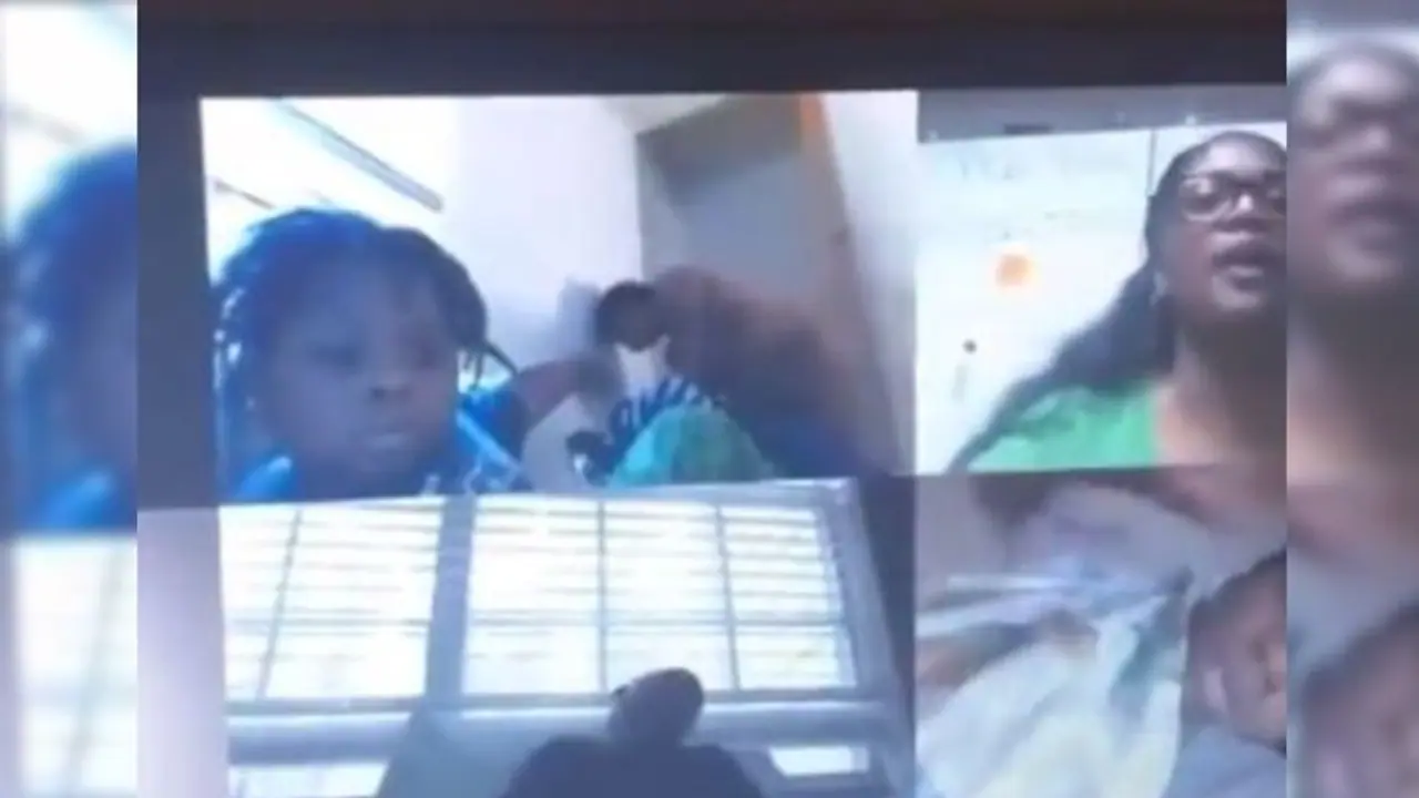 ছেলের অনলাইন ক্লাস চলাকালীন বিপত্তি, আচমকাই ক্যামেরার সামনে নগ্ন অবস্থায় হাজির মা