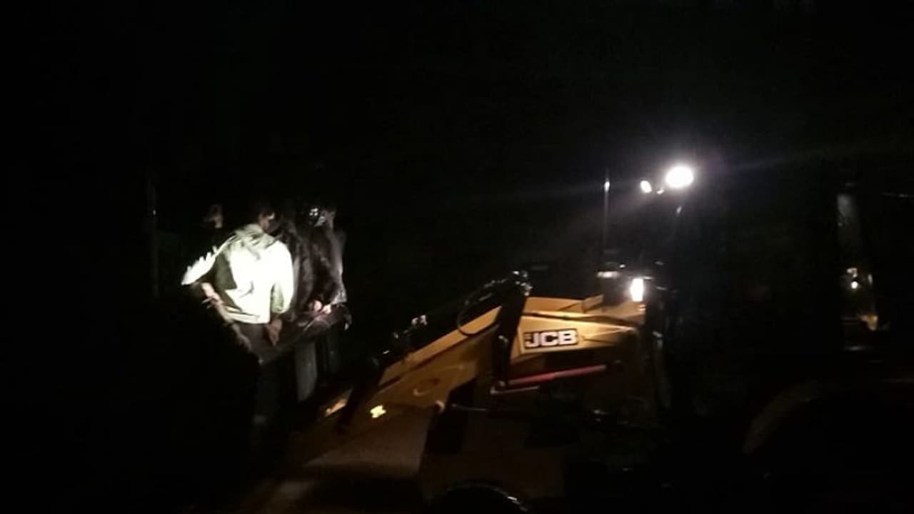 వరదలో కొట్టుకొచ్చిన మూడు శవాలు: హైదరాబాదులో 15 మంది మృతి వరదలో కొట్టుకొచ్చిన మూడు శవాలు: హైదరాబాదులో 15 మంది మృతి