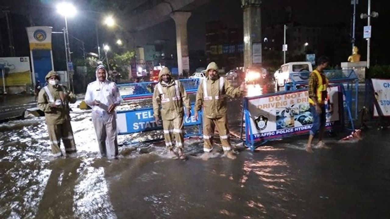 భారీ వర్షాలు: హైద్రాబాద్‌లో ట్రాఫిక్ ఆంక్షలు