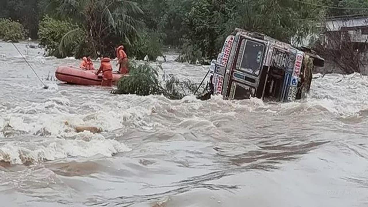తెలంగాణలో భారీ వర్షాలు: ఇంటి పైకప్పుకూలి ముగ్గురు మృతి తెలంగాణలో భారీ వర్షాలు: ఇంటి పైకప్పుకూలి ముగ్గురు మృతి