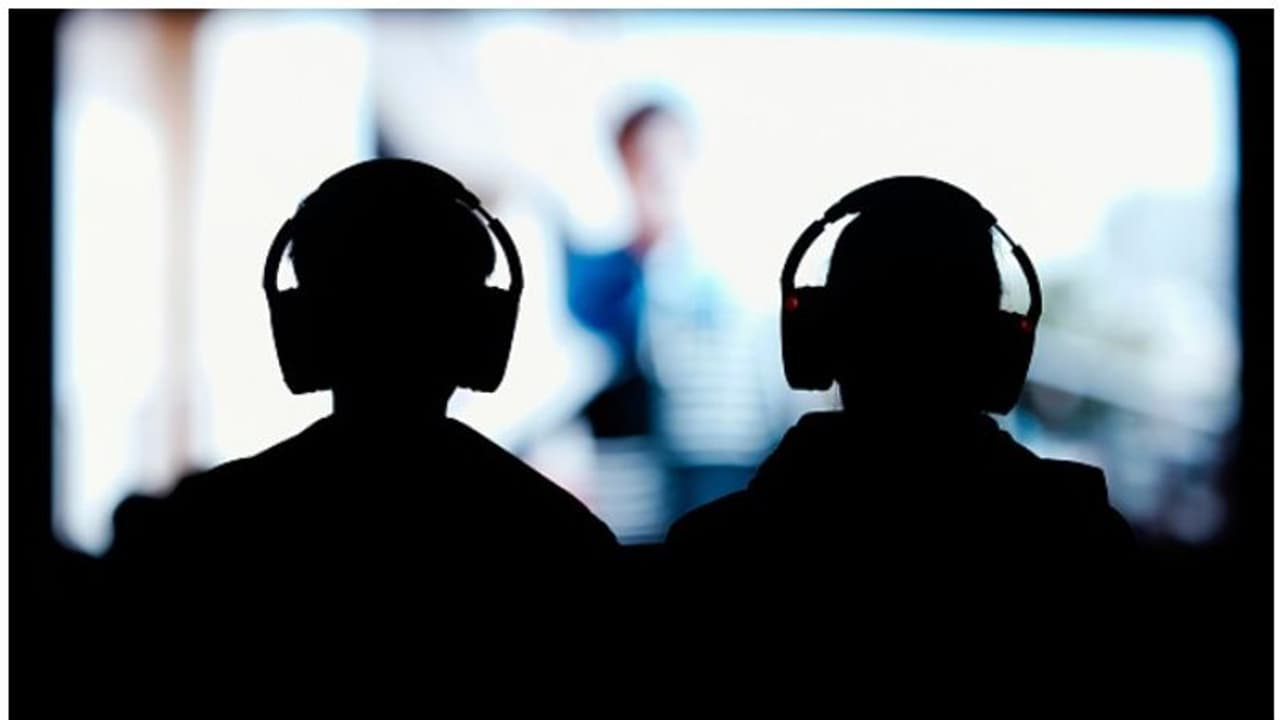 പാട്ടുകേള്ക്കുന്നതിനിടെ ചെവിയില് 'ഇക്കിളി'; ഹെഡ്സെറ്റ് പരിശോധിച്ച യുവാവ് ഞെട്ടി പാട്ടുകേള്ക്കുന്നതിനിടെ ചെവിയില് 'ഇക്കിളി'; ഹെഡ്സെറ്റ് പരിശോധിച്ച യുവാവ് ഞെട്ടി