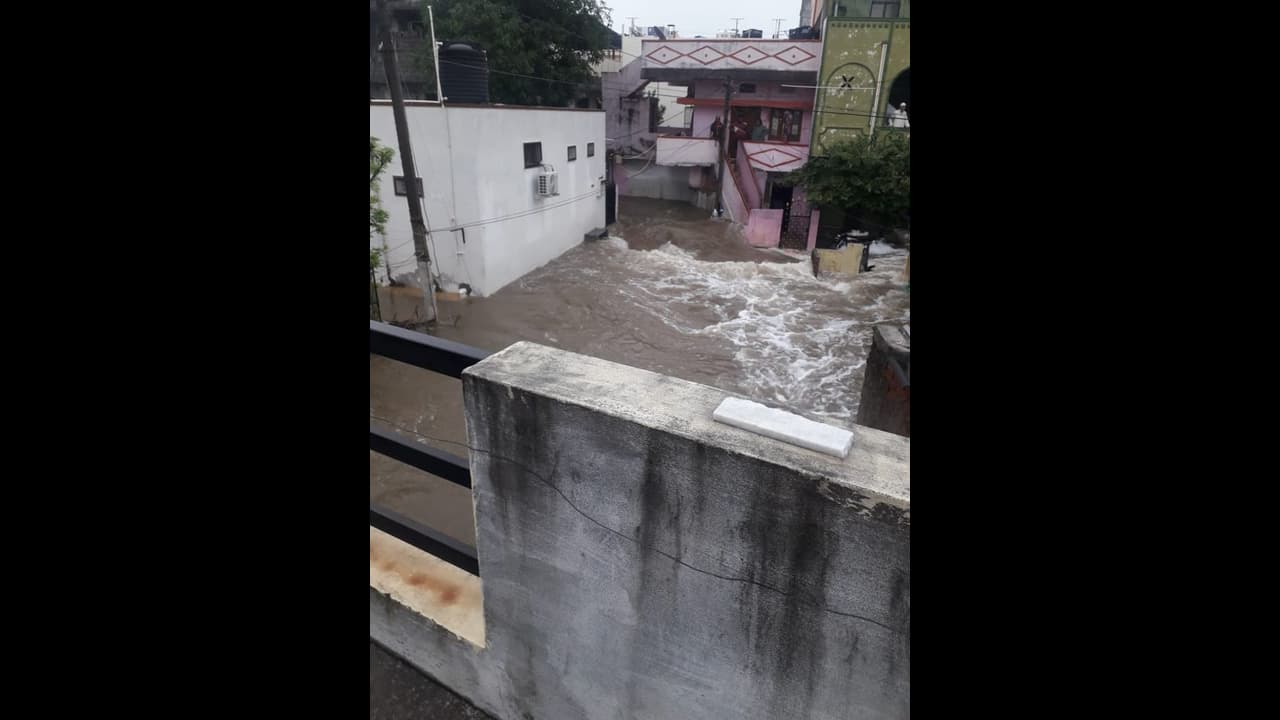 హోం గార్డు అర్జున్ సాహసం: వరదల్లో కొట్టుకుపోతున్న పలువురికి ప్రాణభిక్ష హోం గార్డు అర్జున్ సాహసం: వరదల్లో కొట్టుకుపోతున్న పలువురికి ప్రాణభిక్ష