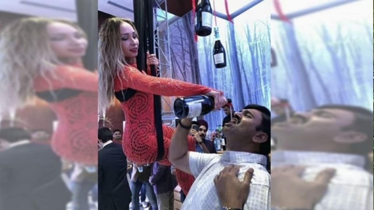 লাস্যময়ী রুশ সুন্দরী মদ ঢেলে দিচ্ছে মুখে, বুক বাজিয়ে সাংসদ বললেন 'আমারই ছবি' লাস্যময়ী রুশ সুন্দরী মদ ঢেলে দিচ্ছে মুখে, বুক বাজিয়ে সাংসদ বললেন 'আমারই ছবি'