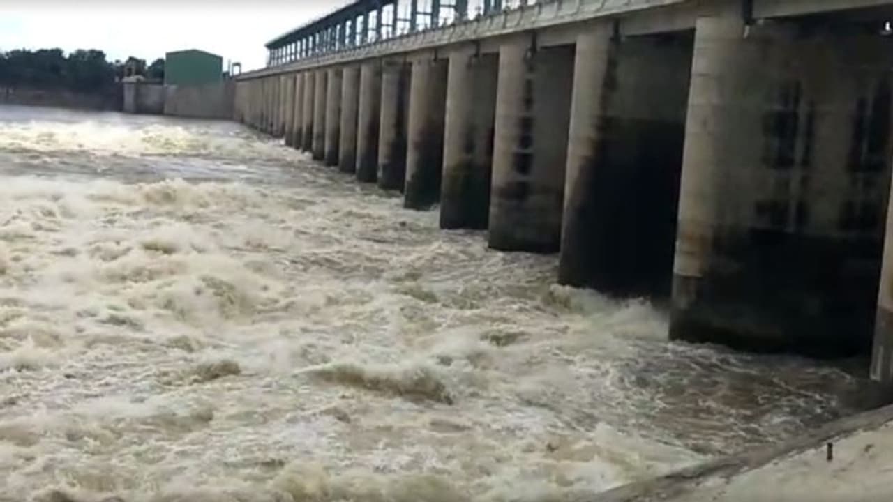 తెలంగాణలో భారీ వర్షాలు... ఈతకు వెళ్లి మాజీ ఐఎఎస్ కుమారుడు మృతి