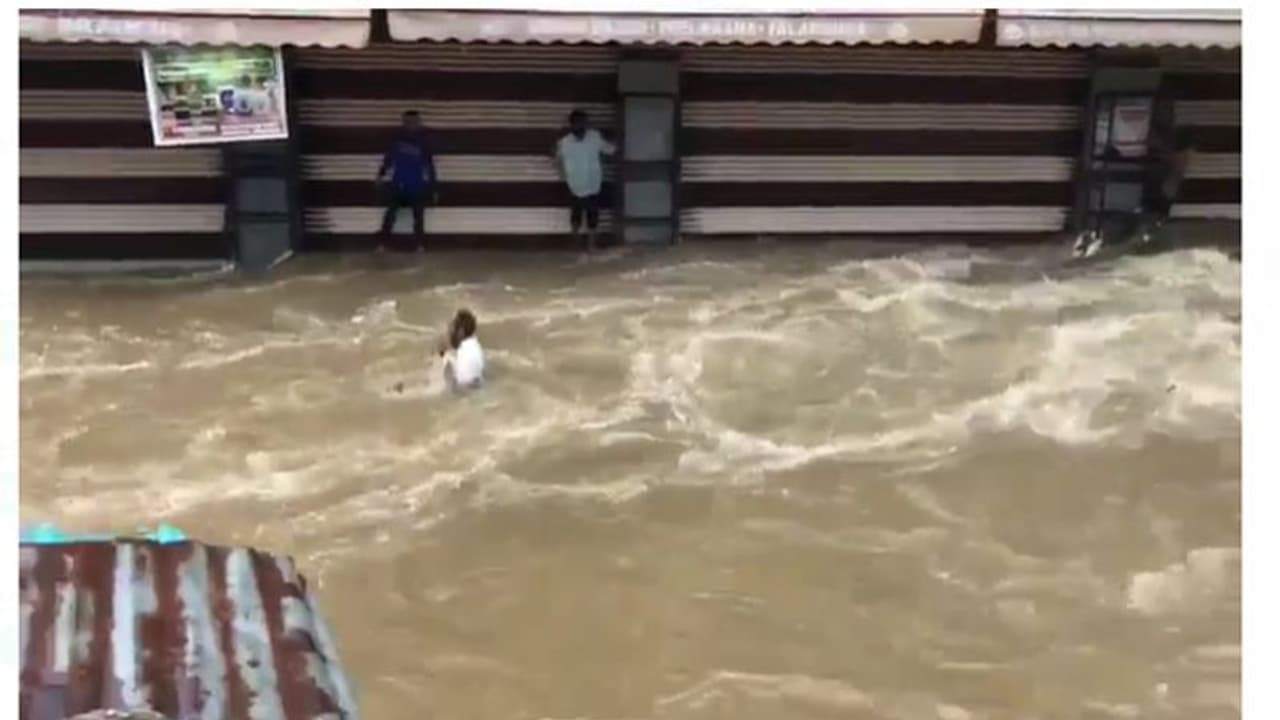 హైద్రాబాద్ వరద నీటిలో కొట్టుకుపోతున్న వ్యక్తి, హాహాకారాలు (వీడియో)