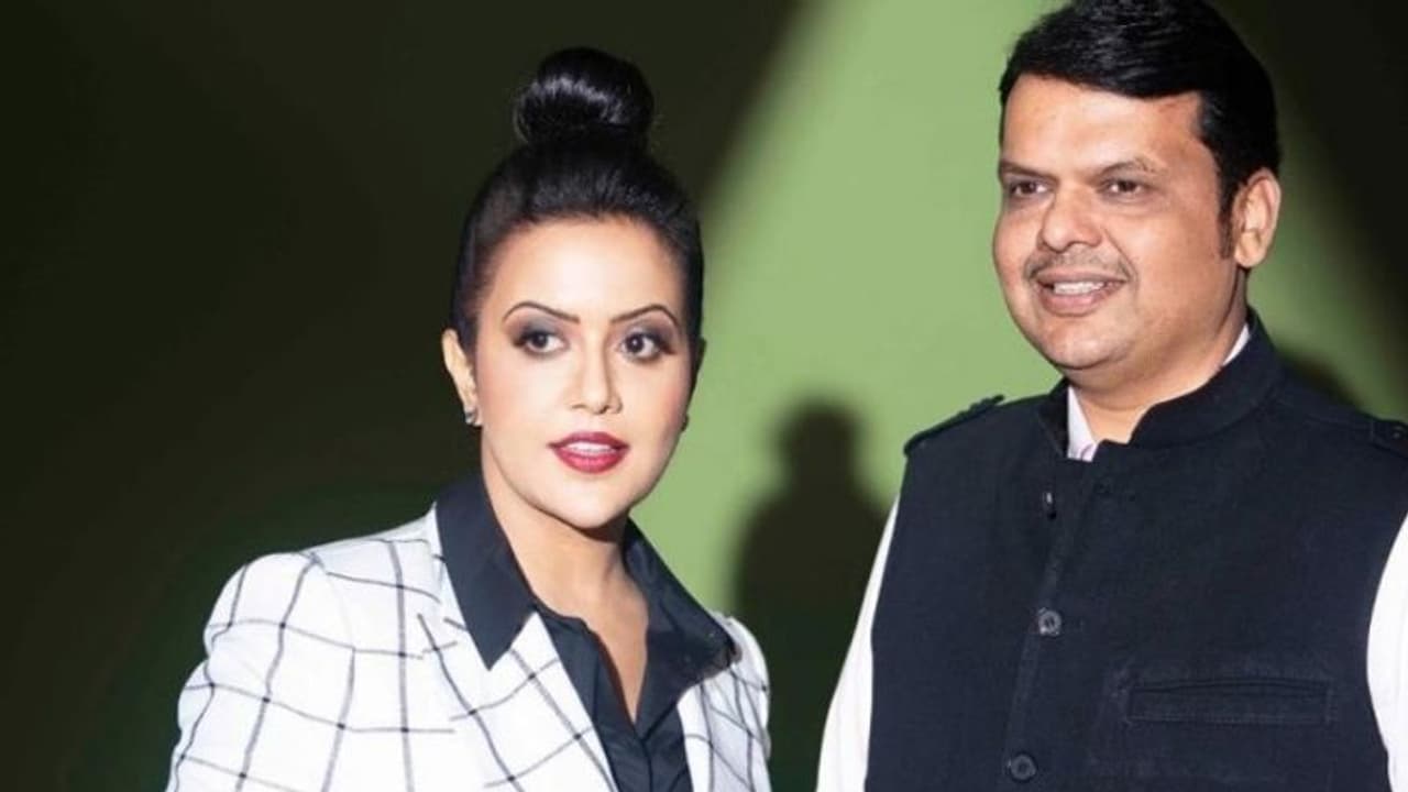 ಡ್ರಗ್ ಪೆಡ್ಲರ್ ಜೊತೆ ಮಾಜಿ ಸಿಎಂ ಫಡ್ನಾವಿಸ್ ಪತ್ನಿಗೆ ನಂಟು : ‘ಬಾಂಬ್’ ಡ್ರಗ್ ಪೆಡ್ಲರ್ ಜೊತೆ ಮಾಜಿ ಸಿಎಂ ಫಡ್ನಾವಿಸ್ ಪತ್ನಿಗೆ ನಂಟು : ‘ಬಾಂಬ್’