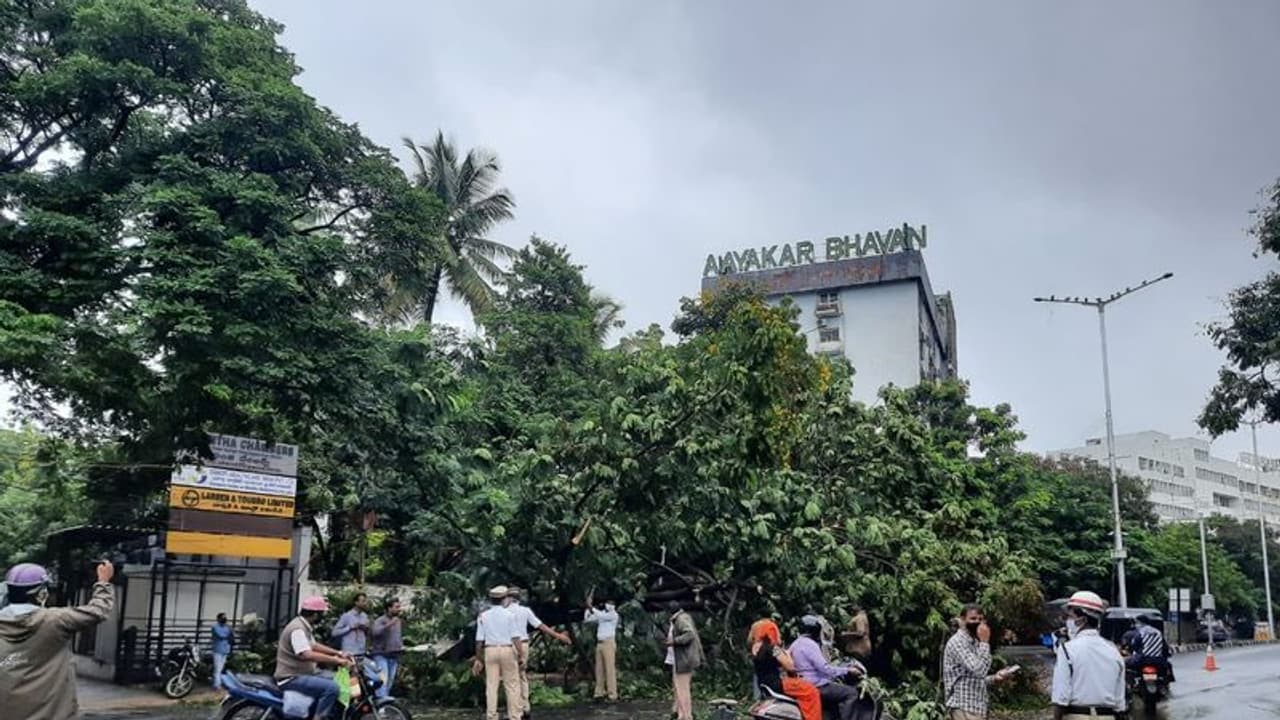 ఆరాంఘర్: హైదరాబాద్ బెంగుళూరు జాతీయ రహదారిపై కొట్టుకొచ్చిన వాహనాలు ఆరాంఘర్: హైదరాబాద్ బెంగుళూరు జాతీయ రహదారిపై కొట్టుకొచ్చిన వాహనాలు