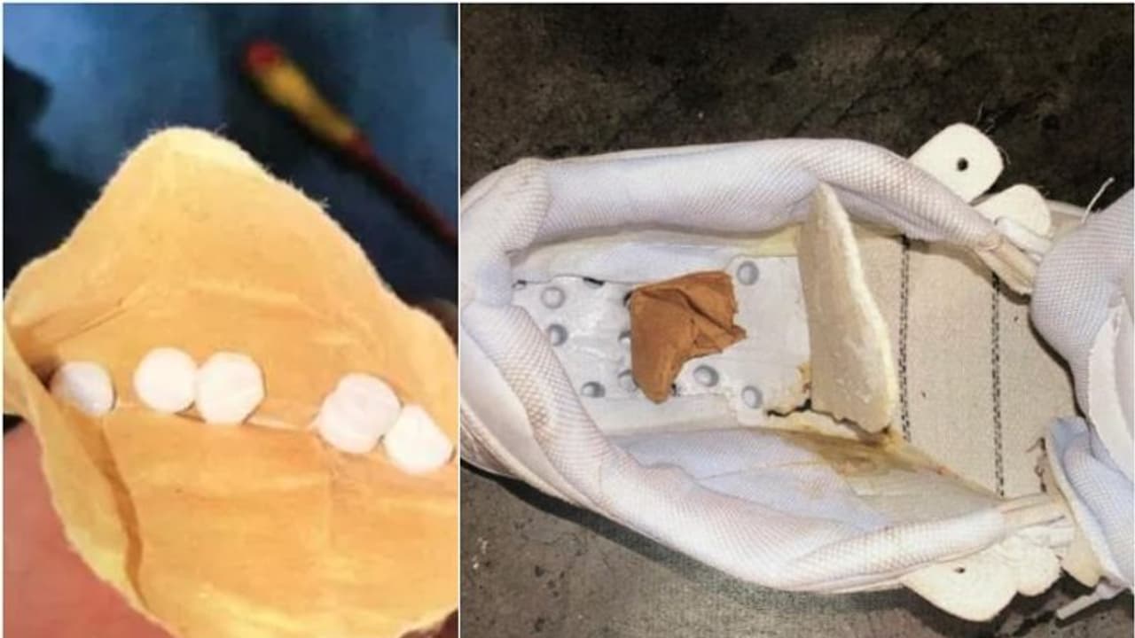 ഷൂസിനുള്ളില് ഒളിപ്പിച്ച് കടത്താന് ശ്രമിച്ച ലഹരി ഗുളികകള് കസ്റ്റംസ് പിടികൂടി ഷൂസിനുള്ളില് ഒളിപ്പിച്ച് കടത്താന് ശ്രമിച്ച ലഹരി ഗുളികകള് കസ്റ്റംസ് പിടികൂടി