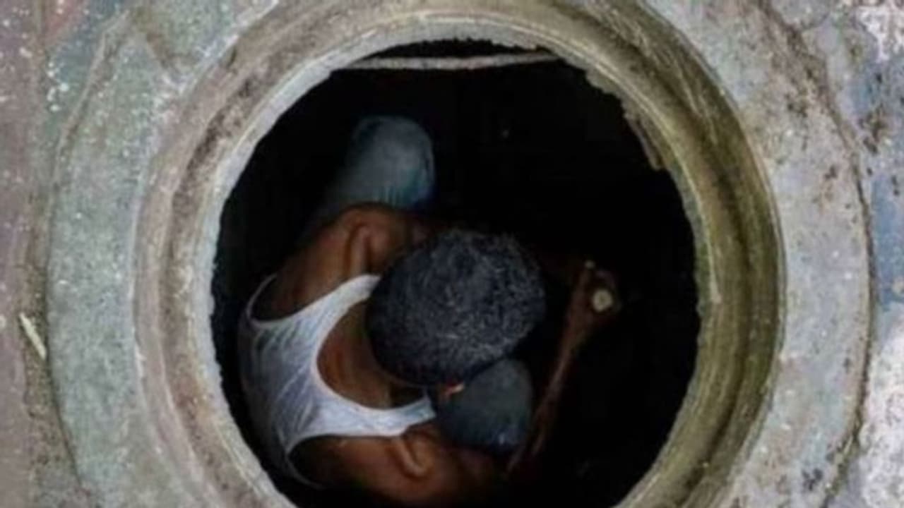 సెప్టిక్ ట్యాంక్‌ను శుభ్రం చేస్తుండగా ఊపిరాడక ముగ్గురు పారిశుధ్య కార్మికులు మృతి